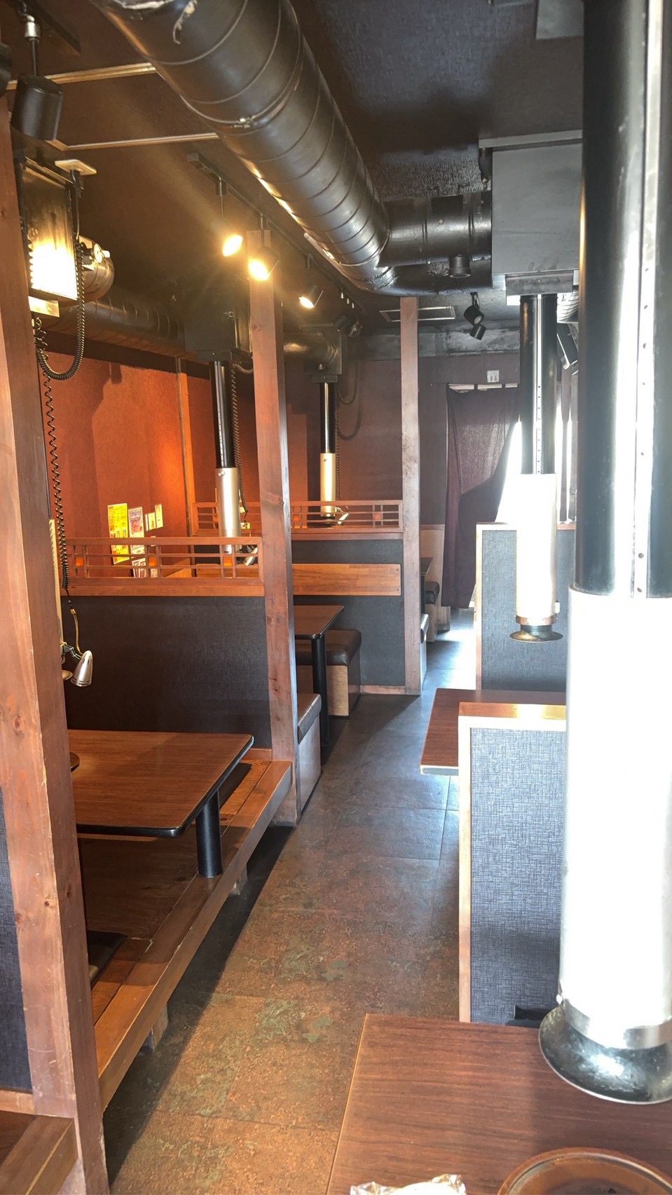 いちらく店内 テーブル席通路